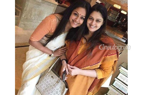 மறைந்த நடிகை ஸ்ரீதேவி பக்கத்தில் இருக்கும் இந்த பிரபலம் யார் என்று தெரிகிறதா?- அட இந்த நடிகையா இது? | Find The Girl Sitting Next To Sridevi மறைந்த நடிகை ஸ்ரீதேவி பக்கத்தில் இருக்கும் இந்த பிரபலம் யார் என்று தெரிகிறதா?- அட இந்த நடிகையா இது? | Find The Girl Sitting Next To Sridevi