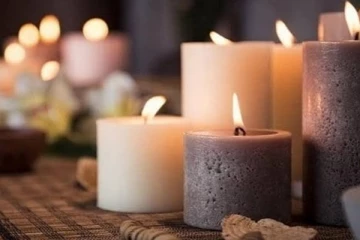 மெழுகுவர்த்தியால் பறிபோன பெண்ணின் உயிர்