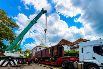 දුම්රිය පීලි නැතුව මහ පාරෙන් දිවූ ලංකාවේ පළමු කෝච්චි එන්ජිම මෙන්න