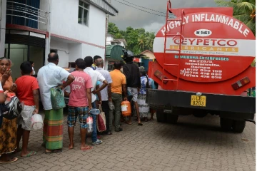 பேராதனையில் எரிபொருள் விநியோக பௌசரில் காணப்பட்ட தண்ணீர்: தயக்கம் காட்டிய மக்கள்