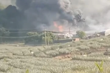 කර්මාන්ත ශාලාවක විශාල ගින්නක්.. සිදු වූ විනාශය.. වීඩියෝ සහිතයි (VIDEO)