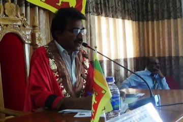 மட்டக்களப்பு மாநகரசபையின் அதிகாரிகளின் செயற்பாடுகள் தொடர்பில் முதல்வர் தி.சரவணபவன் குற்றச்சாட்டு (Photos)