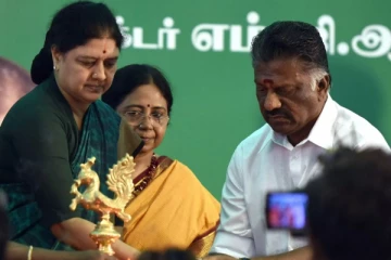 சசிகலாவுடன் கூட்டணி சேரும் ஓபிஎஸ்? மாநாட்டில் கலந்துக் கொள்ளாததற்கு காரணம் இதுதான்!