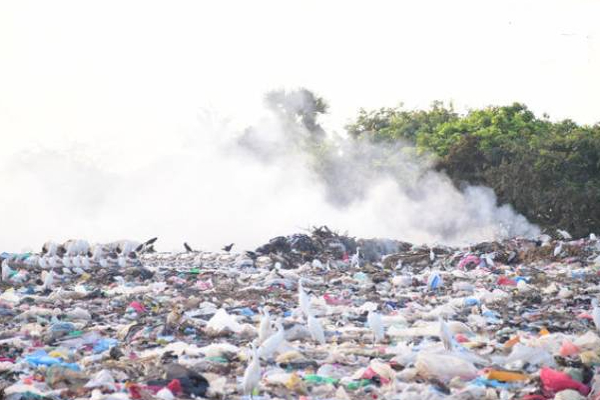 புத்தளம் குப்பைமேட்டில் திடீர் தீ பரவல்: கடற்படையினர் - இராணுவத்தினர் கலத்தில்! | Puttalam Municipal Garbage Fire Navy Army Control