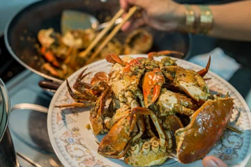 நண்டு உணவுக்கு 680 டாலர்; ஹோட்டல் பில்லால் அதிர்ச்சியில் சுற்றுலா பயணிகள்!