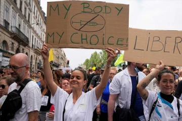 பிரான்சில் கொரோனா விதிகளுக்கு எதிர்ப்பு தெரிவித்து பொதுமக்கள் போராட்டம்