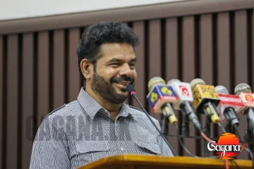 තනතුරු පහක් දරලා පහටම පඩි පහක් ගත්තේ ඉස්සර දැන් අපි මන්ත්රී වැටුප ගන්නවා, ඇමති වැටුප ගන්නෙ නෑ ඒ ඔයාලා වෙනුවෙන් හිත උණු වුණ නාමල්