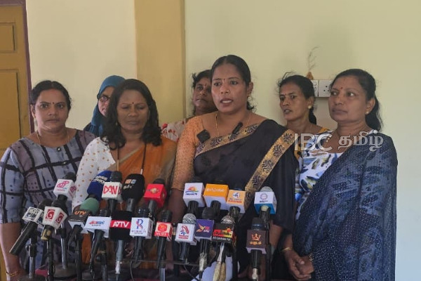 மன்னார் பெண்களைக் குறிவைக்கும் போலி முகநூல்கள்: விடுக்கப்பட்டுள்ள கோரிக்கை | Mannar Women Protest Against Social Media Slur