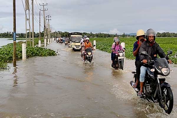 பெருக்கெடுத்து ஓடும் மட்டக்களப்பு வாவி ; மக்கள் அவதி | Batticaloa Dam Overflows People Suffer பெருக்கெடுத்து ஓடும் மட்டக்களப்பு வாவி ; மக்கள் அவதி | Batticaloa Dam Overflows People Suffer