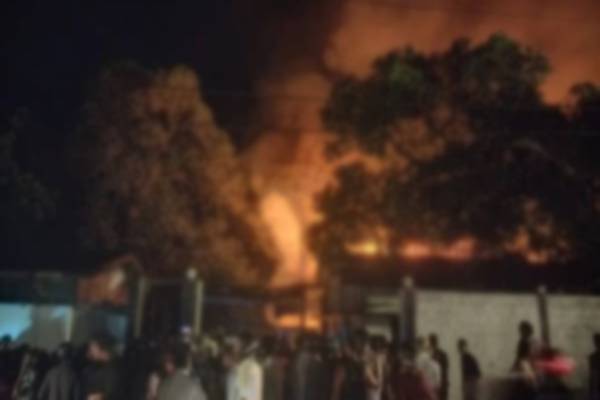 பற்றி எரிந்த பிரபல குடை உற்பத்தித் தொழிற்சாலை | Kandy Umbrella Factory Gutted In Fire