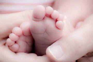 நடுவானில் குழந்தையை பிரசவித்த ஆப்கான் பெண்ணால் பரபரப்பு!