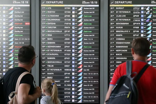 அமெரிக்காவில் ஒரே நாளில் 2,000 விமான சேவைகள் ரத்து ; 7,000 விமானங்கள் சேவை தாமதம் | 2 000 Flights Cancelled In A Single Day In The Us