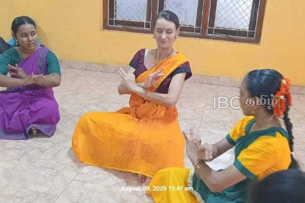 திருகோணமலையில் ஆர்வத்துடன் பரதம் பயின்ற வெளிநாட்டு பெண் | Foreign Woman Studying Bharatanatyam In Trinco