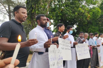 ஏ9 வீதியில் மெழுகுவர்த்தி ஏந்தி மக்கள் போராட்டம் (PHOTOS)