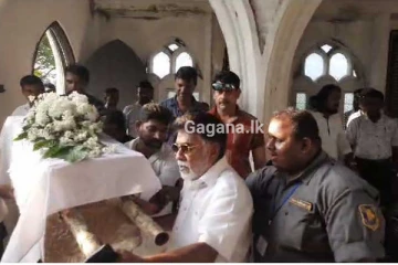 හිටපු ඇමති මිනී පෙට්ටියක් රැගෙන කනත්තට යයි..සිදු කළ අමුතුම වැඩේ - (VIDEO)