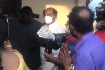 காலையிலேயே மாஸாக ஓட்டுபோட வந்த ரஜினி- சூழ்ந்த மக்கள்