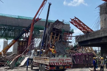 தாய்லாந்தில் மேம்பாலம் இடிந்து விபத்துக்குள்ளானதில் ஐவர் பலி