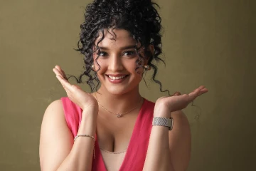 ஹாட் உடையில் நடிகை ரித்திகா சிங்.. கவர்ச்சி போட்டோஷூட்