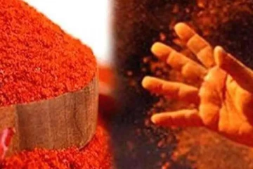 கணவனின் முகத்தில் மிளகாய் பொடியை தூவிய மனைவி, மகள் ; வாகனங்களுக்கு தீ வைப்பு