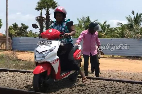 கிளிநொச்சியில் பாதுகாப்பான புகையிரதக் கடவை இன்மை: மக்கள் விசனம் (Photos) | Kilinochchi Train Gate Level Crossing