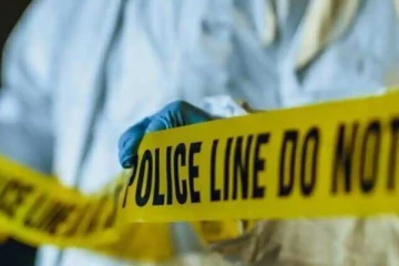 குழு மோதலில் குடும்பஸ்தர் பலி; சகோதரரும் மனைவியும் காயம்