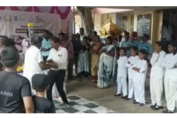 செஸ் ஒலிம்பியாட் ஜோதி வந்த போது சக ஊழியருடன் நடனமாடிய திருப்பத்தூர் வட்டாட்சியர்...!