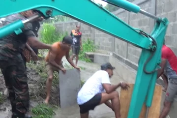 මහා වැස්සේ කාණුවක සිර වූ පාසල් සිසුවා මියයයි - බේරා ගැනීමට දැවැන්ත මෙහෙයුමක් ..(VIDEO)