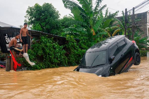 750 கடந்த இறப்பு எண்ணிக்கை... வெள்ளம், நிலச்சரிவால் தத்தளிக்கும் தெற்காசிய நாடொன்று | Death Toll Indonesia Hits 753