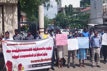 அரசாங்கத்தின் வரித் திருத்தம் - போதனா வைத்தியசாலை முன்பாக கவனயீர்ப்பு போராட்டம்!