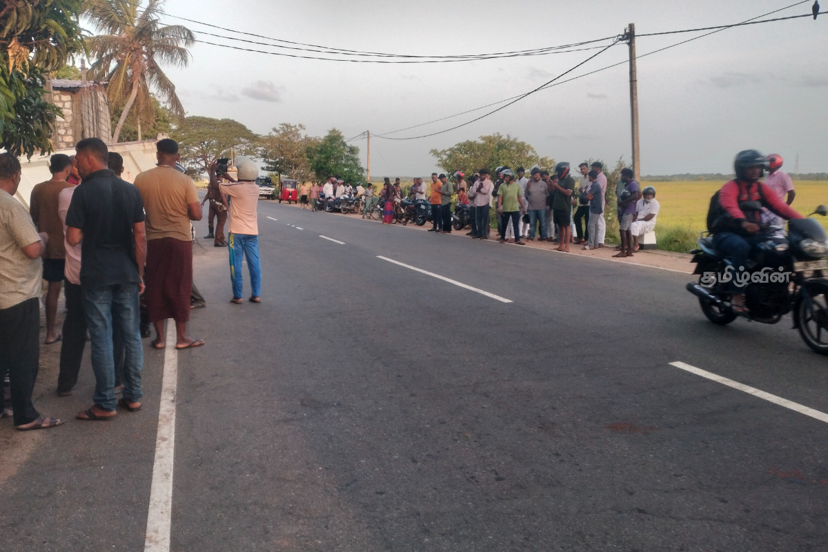 கந்தளாயில் டிப்பர் - மோட்டார் சைக்கிள் விபத்து: ஒருவர் உயிரிழப்பு | Tipper Motorcycle Accident Kandhalam One Dead கந்தளாயில் டிப்பர் - மோட்டார் சைக்கிள் விபத்து: ஒருவர் உயிரிழப்பு | Tipper Motorcycle Accident Kandhalam One Dead
