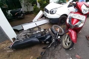 திடீரென வீட்டுக்குள் புகுந்த கார்! மட்டக்களப்பில் சம்பவம் (Photos)