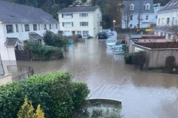 மூழ்கும் குடியிருப்புகள்... மூடப்பட்டுள்ள பாடசாலைகள்: முக்கிய தீவு நாட்டில் அவசர நிலை