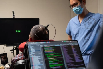 நவீன கருவி ஒன்றின் உதவியுடன் பேசிய பக்கவாதத்தால் பாதிக்கப்பட்ட ஜேர்மானியர்: முதலில் என்ன கேட்டிருக்கிறார் பாருங்கள்