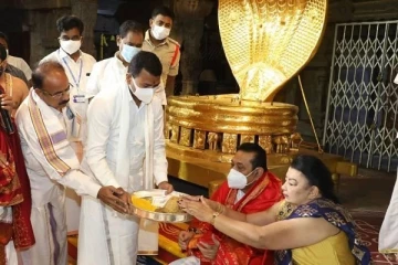ஏழு மலையானை வணங்கும் நீங்கள் நியாயமாக நடந்துகொள்கின்றீர்களா? - மகிந்தவிடம் மனோ கேள்வி
