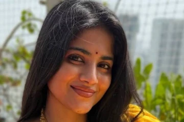 மஞ்சள் நிற புடவையில் மயக்கும் நடிகை மேகா ஆகாஷ் போட்டோஸ்