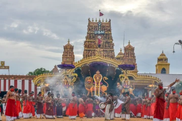 நல்லூர் திருவிழாக்களின் போது தவறவிடப்பட்ட சில பொருட்கள் மாநகர சபையில் ஒப்படைப்பு