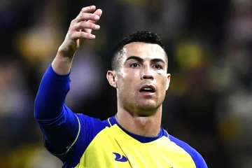 கேமராமேன் மீது தண்ணீர் ஊற்றிய ரொனால்டோ! கோல் எதுவும் அடிக்காததால் கோபம்