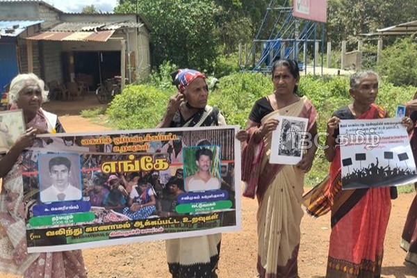 மே தினத்திற்கான எதிர்ப்பை வெளியிட்டு சர்வதேசத்தின் கவனத்தையீர்க்கும் உறவுகளின் போராட்டம்! | Sri Lanka Kilinochchi Missing Persons Protest