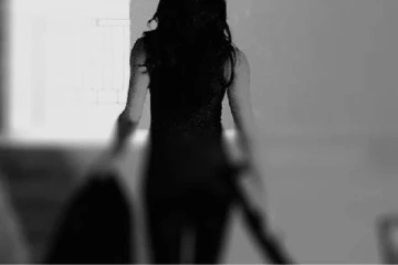 அமைச்சர் கெஹெலியவின் ஆலோசகரான பிக்குவிடம் இருந்த 72 லட்சம் ரூபாவை கொள்ளையிட்ட யுவதி