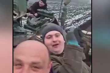 ரஷ்ய பீரங்கியை கைப்பற்றி மகிழ்ச்சி கொண்டாடியுள்ள உக்ரைனியர்கள்! வைரலாகும் காணொளி