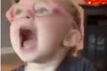 முதல் முறை உலகை கண்டு ரசித்த குட்டி தேவதை.... நிச்சயம் பார்த்தால் கண்ணீர் வரும்! மில்லியன் இதயங்களை நெகிழ வைத்த சம்பவம்!