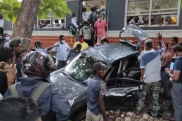 கொழும்பில் காரை மோதித்தள்ளிய ரயில்! பெண்கள் படுகாயம்