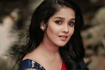 அரை குறை ஆடையுடன் அஜித் ரீல் மகள் வெளியிட்ட புகைப்படம்! இந்த வயதில் இப்படியா இருப்பது?