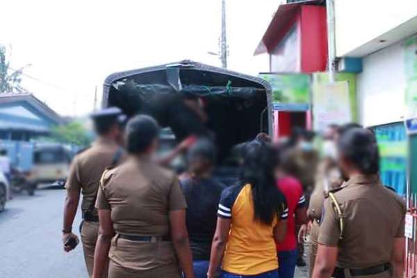 இரகசிய தகவலால் மசாஜ் நிலையத்தில் சிக்கிய பெண்கள் | Women Caught In Massage Centre After Tip Off