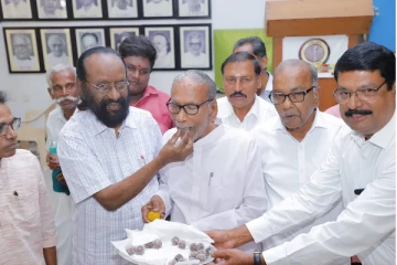 விடுதலைப் புலிகளின் தலைவர் உயிரோடு! இனிப்பு வழங்கி கொண்டாடும் காசி ஆனந்தன் - நெடுமாறன்