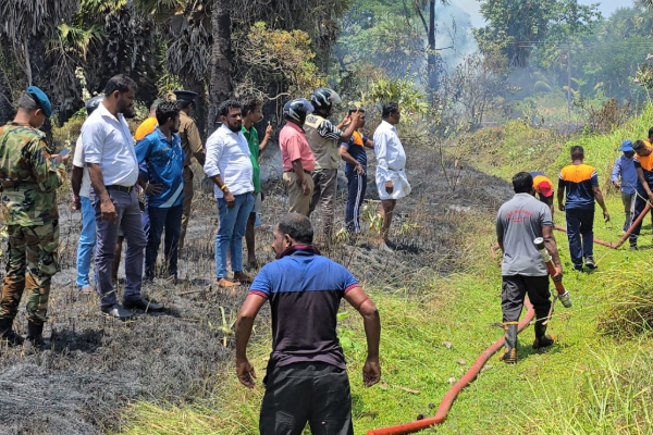மட்டக்களப்பு புகையிரத நிலைய விடுதி பகுதியில் பாரிய தீ | Batticaloa Train Quarters Fire