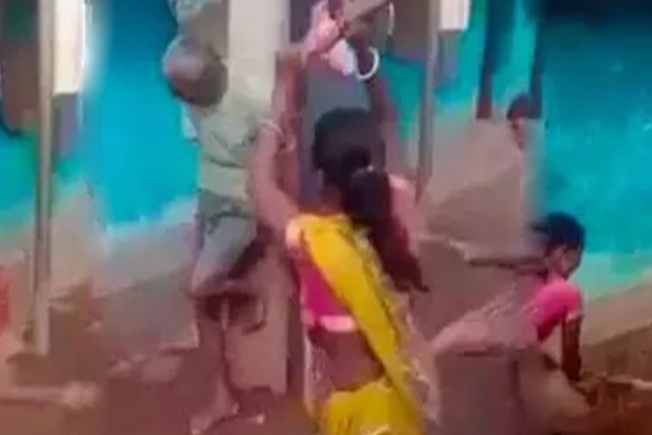 முதியவரை அடித்தே கொன்ற குடும்பத்தினர் - பதற வைக்கும் வீடியோ! | Elderly Man Tied To Pole Thrashed To Death Odisha