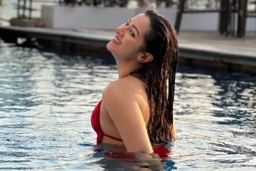 நீச்சல் உடையில் கேத்ரின் தெரசா உச்சகட்ட கவர்ச்சி போட்டோஷூட்