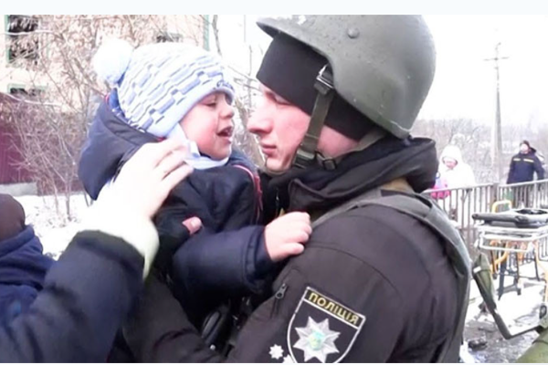 ரஷ்ய தாக்குதல் - தந்தையை விட்டு பிரிய மனமில்லாமல் கதறி அழுத குழந்தை - கண் கலங்க வைக்கும் வீடியோ | Ukraine Russia War Crying Baby Viral Video