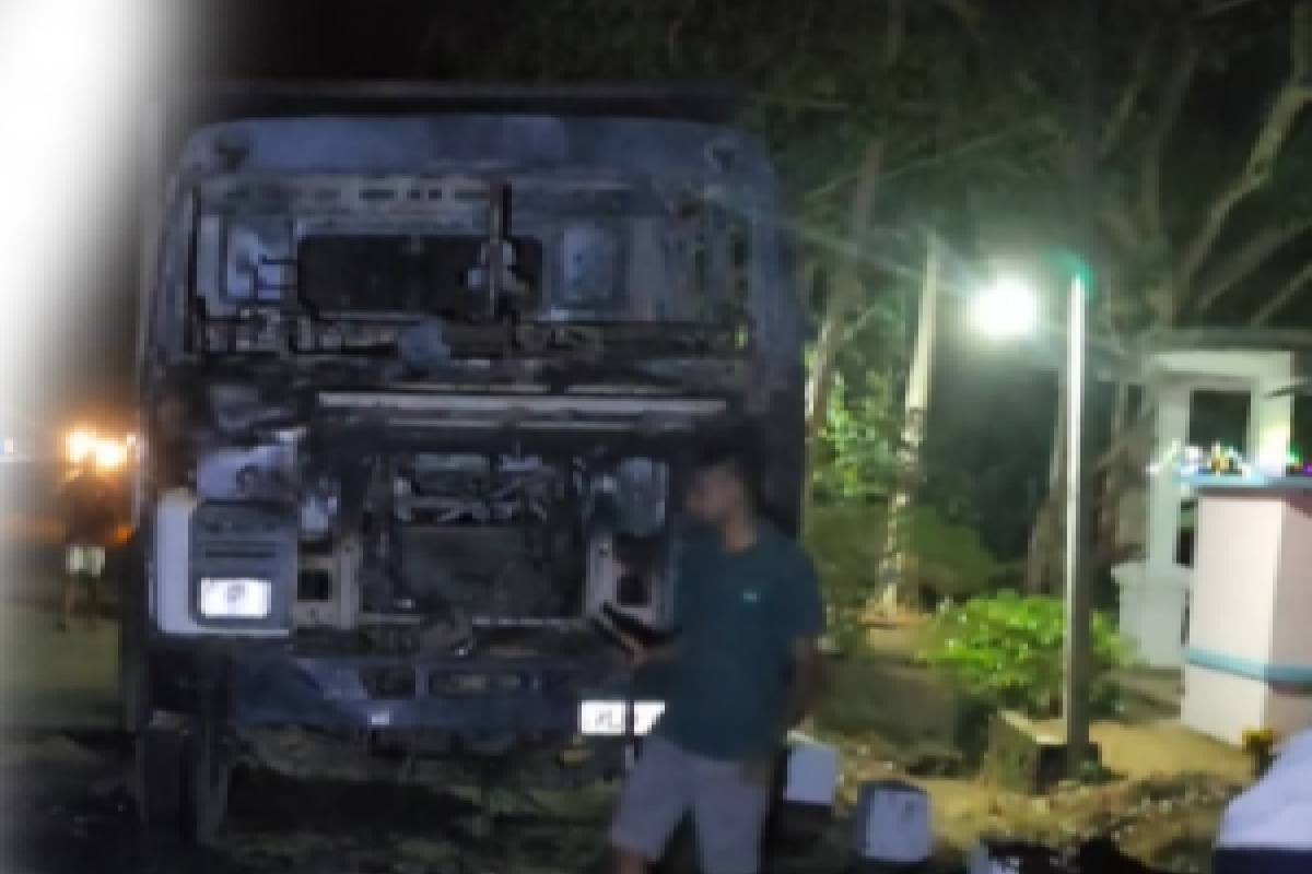 கந்தளாய் – கித்துளுத்த பகுதியில் தீப்பிடித்து எரிந்த கனரக வாகனம்! | Tipper Truck Catches Fire In The Kanthalai